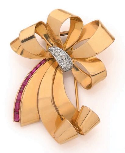 null Lapel clip in 750 thousandths yellow gold featuring a ribbon bow adorned with...