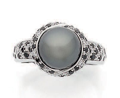 MAUBOUSSIN 
Ring in 750-thousandths white gold adorned with a grey cultured pearl,...