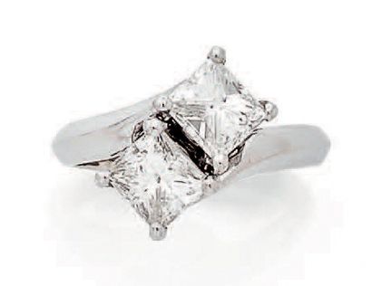 null Bague “Toi & Moi” en or gris 750 millièmes, ornée de deux diamants traités de...