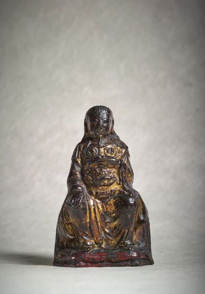 CHINE - Epoque MING (1368 - 1644) Statuette de Guandi assis en bronze laqué or et...