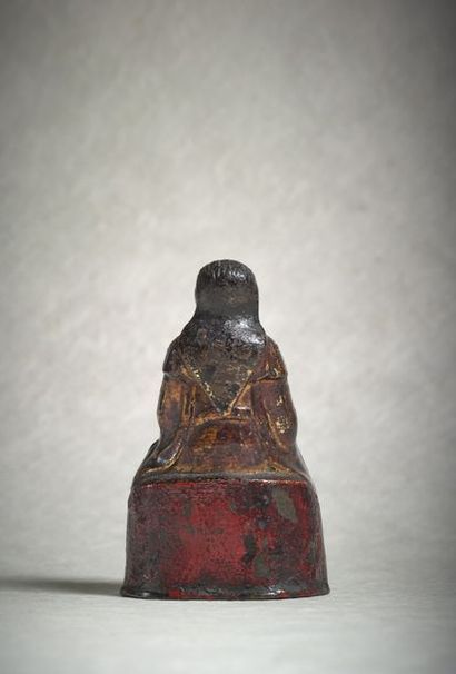 CHINE - Epoque MING (1368 - 1644) Statuette de Guandi assis en bronze laqué or et...