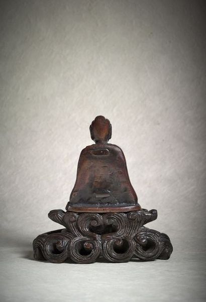 CHINE - Epoque MING (1368 - 1644), XVIIe siècle Statuette de bouddha en bronze à...