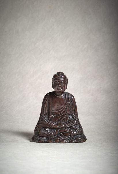 CHINE - Epoque MING (1368 - 1644), XVIIe siècle Statuette de bouddha en bronze à...