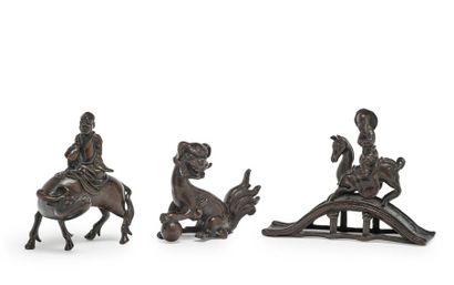 CHINE - Fin époque MING (1368 - 1644) Trois statuettes en bronze à patine brune:
-...