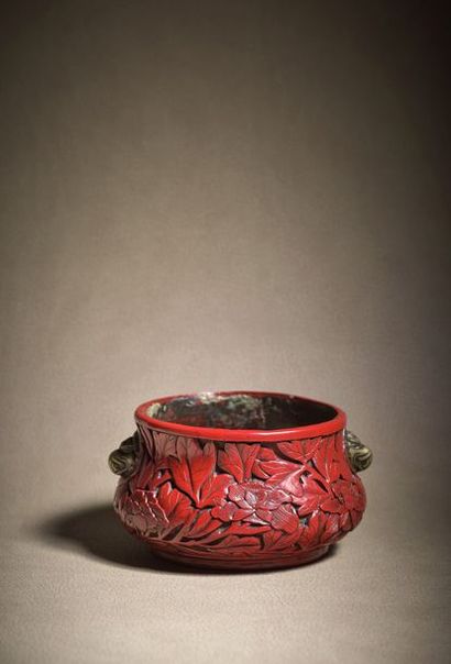 CHINE - XVIIe siècle ◆ Brûle-parfum en laque rouge sculpté sur bronze de pivoines...