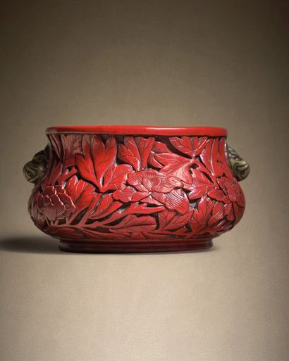 CHINE - XVIIe siècle ◆ Red lacquer perfume burner carved on bronze of peonies blooming...