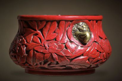 CHINE - XVIIe siècle ◆ Red lacquer perfume burner carved on bronze of peonies blooming...