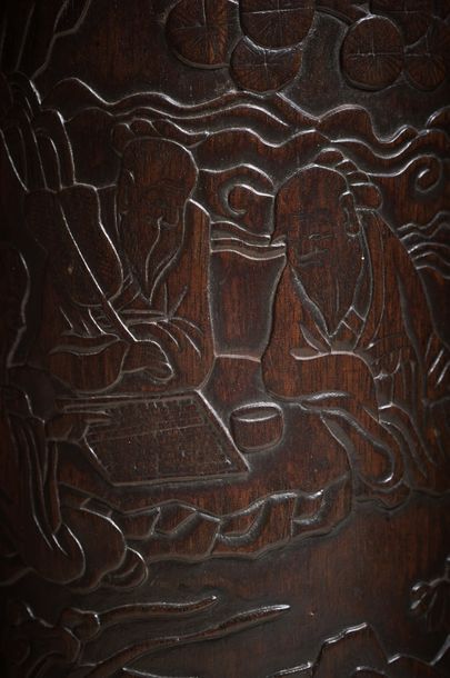 CHINE - XVIIe siècle ◆ Porte-pinceaux (bitong) en bois sculpté de lettrés jouant...