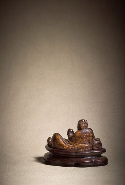 CHINE - XVIIe/XVIIIe siècle ◆ Statuette d'immortel en bois, adossé à une pêche et...