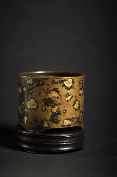 CHINE - EPOQUE KANGXI (1662 - 1722) ◆ Petit brûle-parfum tripode et cylindrique en...