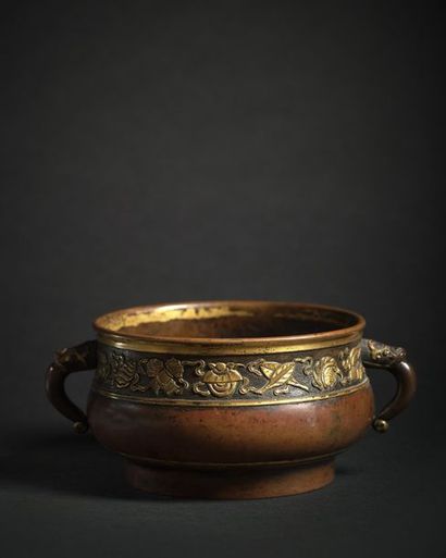 CHINE - XVIIe siècle ● Brûle-parfum de forme gui en bronze à patine brune à décor...