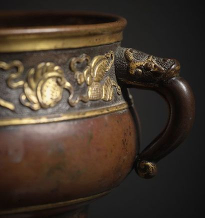 CHINE - XVIIe siècle ● Brûle-parfum de forme gui en bronze à patine brune à décor...