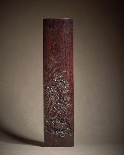 CHINE - XVIIIe siècle ◆ Repose-poignet en zitan à décor sculpté en léger relief d'un...