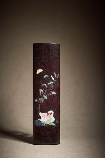 CHINE - Epoque QING (1644 - 1911) * Repose-poignet en zitan à décor en incrustation...