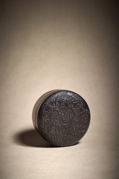 CHINE - XVIIIe siècle ◆ Boite de forme ronde en zitan sculpté en léger relief de...