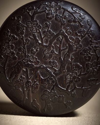 CHINE - XVIIIe siècle ◆ Boite de forme ronde en zitan sculpté en léger relief de...