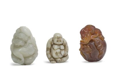 CHINE - XXe siècle Two nephrite groups:
- Small group of celadon nephrite, chimera,...