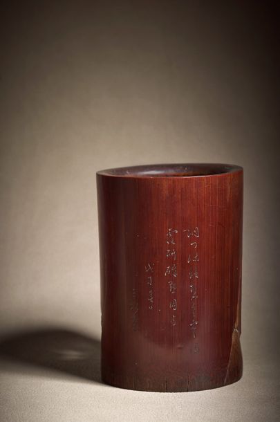 CHINE - XVIIIe siècle ◆ Porte-pinceaux en bambou sculpté et ajouré d'un lettré étudiant...