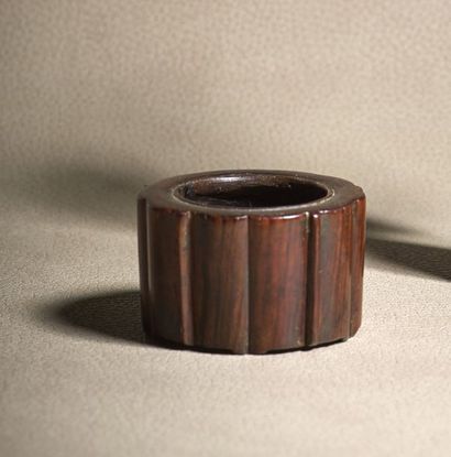 CHINE - XVIIIe siècle Petit pot côtelé en hongmu.
H. 3,5 cm. Diam. 5,5 cm.

CHINA...