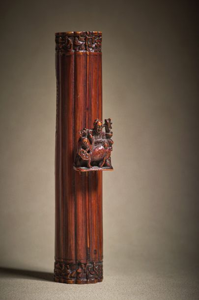 CHINE - XVIIIe/XIXe siècle Deux pièces en bambou:
- Etui de forme côtelée, à décor...