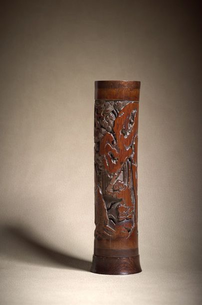 CHINE - XVIIIe siècle ◆ Etui à herbes odorantes en bambou à décor ajouré et sculpté...