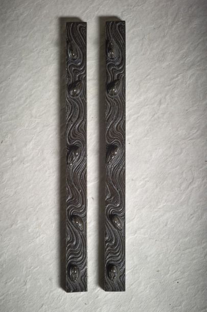 CHINE - XVIIIe siècle Paire de poids à rouleaux de forme rectangulaire en bronze...