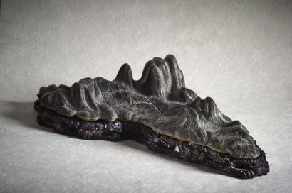 CHINE - XVIIIe siècle ◆ Rocher en pierre noire formant paysage montagneux.
L. 36,5...
