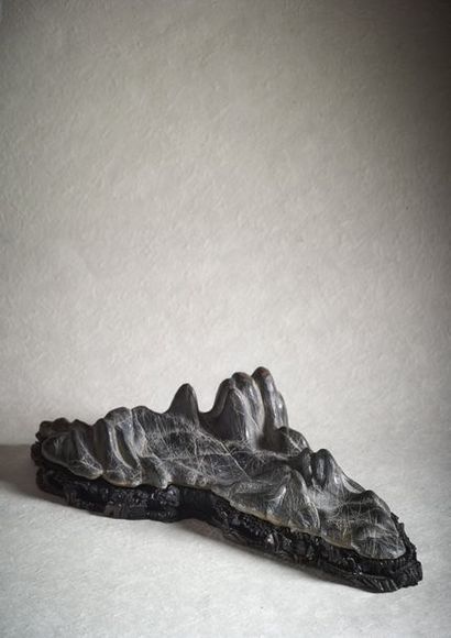 CHINE - XVIIIe siècle ◆ Rocher en pierre noire formant paysage montagneux.
L. 36,5...