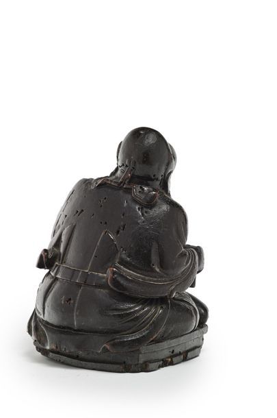 CHINE - XVIIe/XVIIIe siècle Statuette de Zhong Kui assis en bois laqué, se lissant...