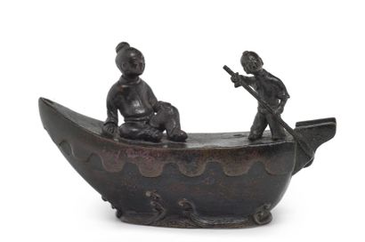 CHINE - XVIIe/XVIIIe siècle Compte-gouttes en bronze à patine brune figurant un homme...