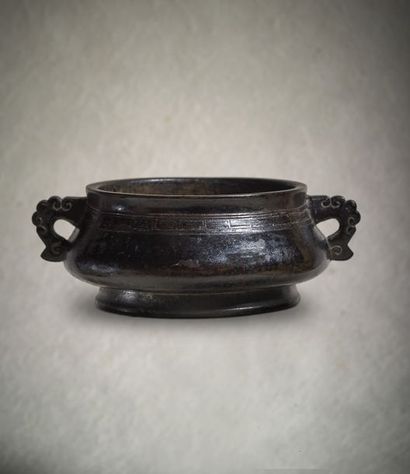 CHINE - XVIIIe siècle Brûle-parfum en bronze à patine brune de forme gui, les anses...
