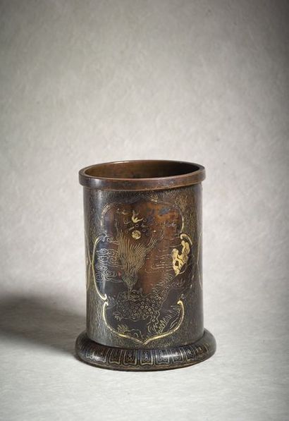 CHINE - XIXe siècle Porte-pinceaux (bitong) en bronze à patine brune et incrusté...