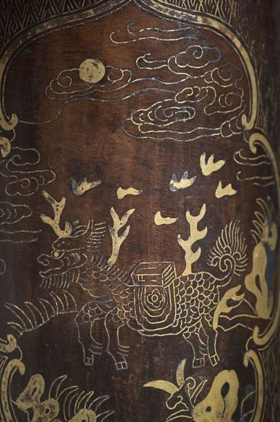 CHINE - XIXe siècle Porte-pinceaux (bitong) en bronze à patine brune et incrusté...