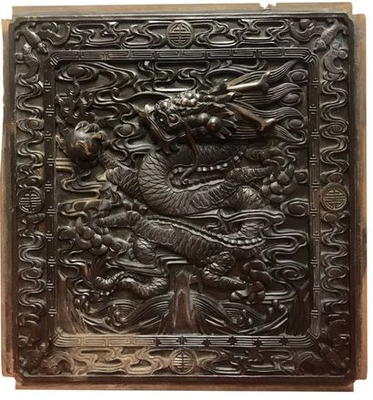 CHINE - XIXe siècle Eléments d'armoire démontée en bois sculpté de dragons pourchassant...