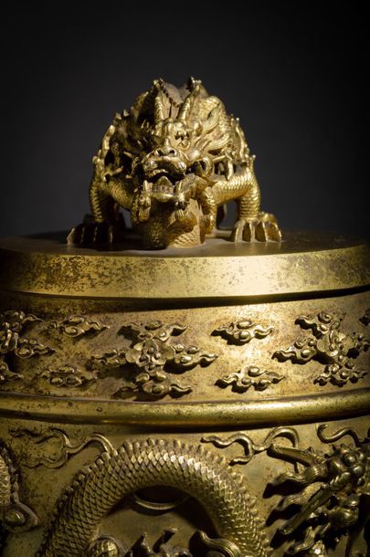 CHINE - EPOQUE KANGXI (1662 - 1722) ■ Cloche rituelle bianzhong en bronze doré, à...