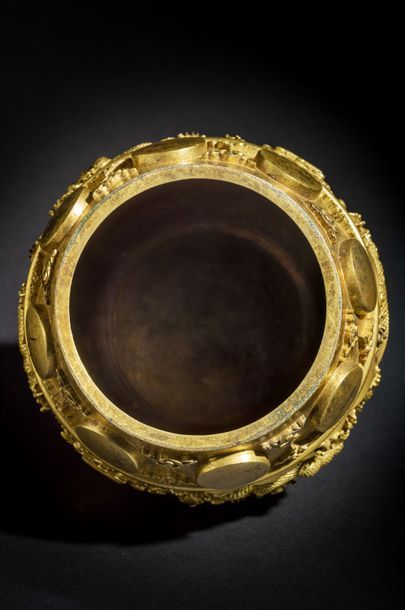CHINE - EPOQUE KANGXI (1662 - 1722) ■ Cloche rituelle bianzhong en bronze doré, à...