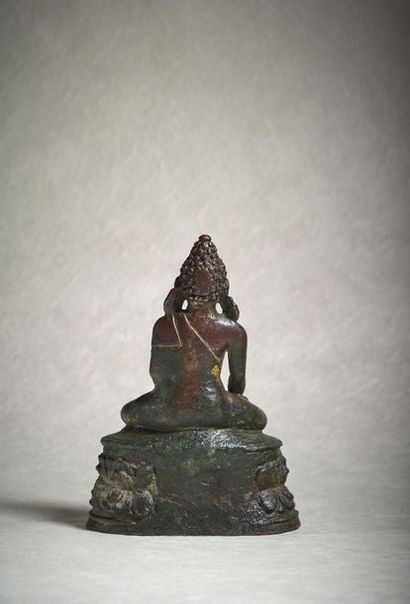 BIRMANIE, PAGAN - XIIe/XIIIe siècle Statuette de bouddha Sakyamuni en bronze partiellement...