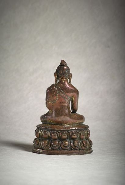 TIBET - XIIe/XIIIe siècle Statuette de bouddha Sakyamuni en bronze à traces de dorure,...