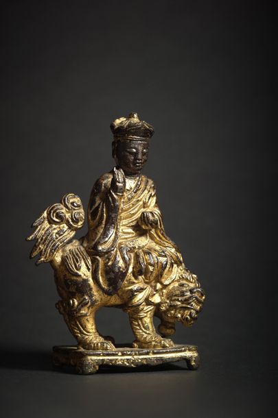 TRAVAIL SINO-TIBETAIN - Epoque MING (1368 - 1644) Groupe en bronze laqué or, immortel...