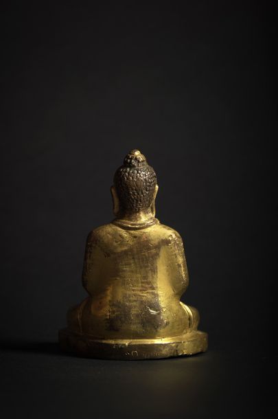 TIBET - XVe/XVIe siècle Statuette d'Amitayus en bronze doré, assis en padmasana et...