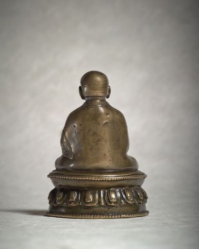 TIBET - XVe/XVIe siècle Brass statuette of theama, sitting in padmasana on a base...