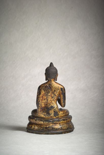 TIBET - XVIE SIÈCLE Statuette en bronze laqué or, dhyani bouddha Amoghasiddi assis...