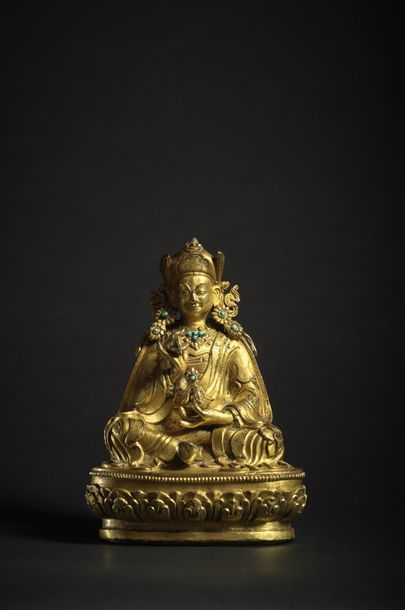 TIBET - XVIE SIÈCLE ● Statuette de Padmasambhava en bronze doré et incrusté de cabochons...