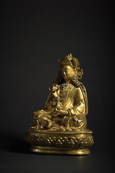 TIBET - XVIE SIÈCLE ● Statuette de Padmasambhava en bronze doré et incrusté de cabochons...