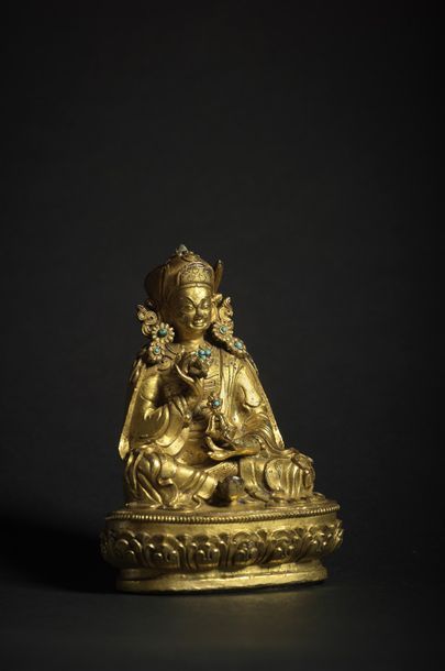 TIBET - XVIE SIÈCLE ● Statuette de Padmasambhava en bronze doré et incrusté de cabochons...