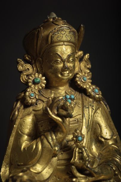 TIBET - XVIE SIÈCLE ● Statuette de Padmasambhava en bronze doré et incrusté de cabochons...