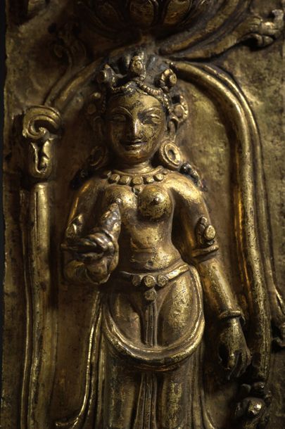 TIBET, Densatil - XVIe siècle ● Plaque en bronze doré représentant deux apsara debout...