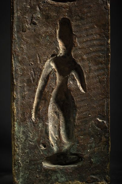 TIBET, Densatil - XVIe siècle ● Plaque en bronze doré représentant deux apsara debout...