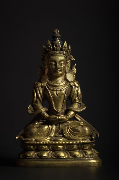 TRAVAIL SINO-TIBETAIN - XVIIe siècle Gilded bronze statue of Amitayus sitting in...