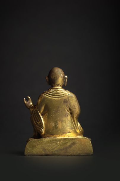 TIBET - XVIIIe siècle Statuette de lhama en bronze doré, assis en lilasana sur un...